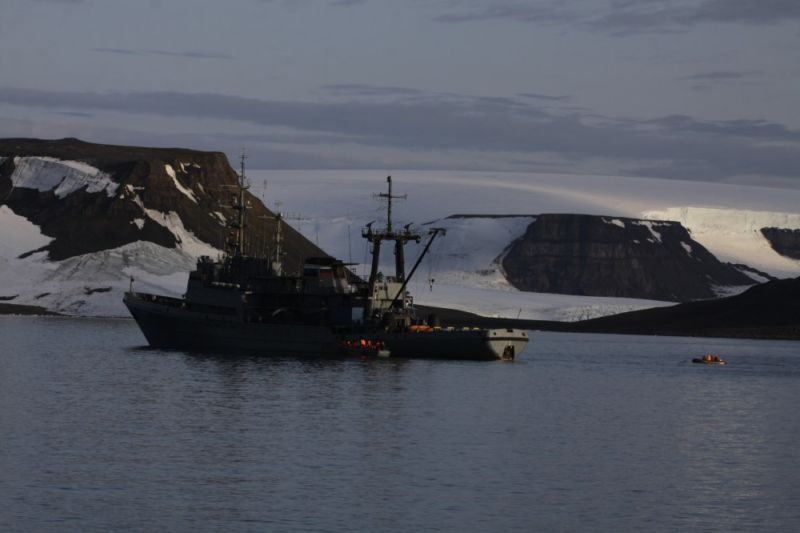 The Russian rescue tug <em>Altai</em> launches a boat like the one sunk by a walrus off Franz Jozef Land.