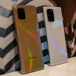 Note 10 Lite in gold, S10 Lite in white