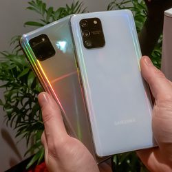 Note 10 Lite in gold, S10 Lite in white