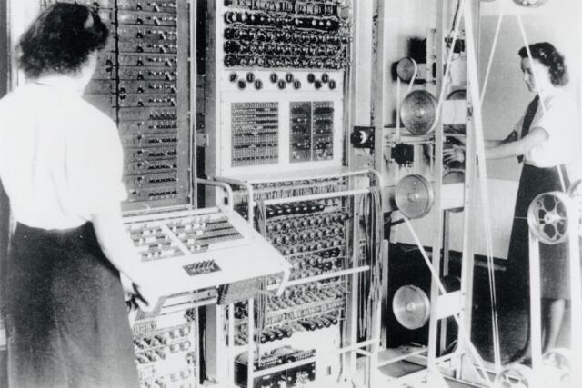 A Colossus Mark 2 computer being operated by Dorothy Du Boisson (left) and Elsie Booker in 1943.