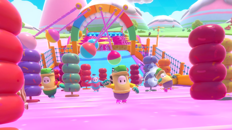 Fall Guys: half a dozen players run up a ramp through an obstacle course