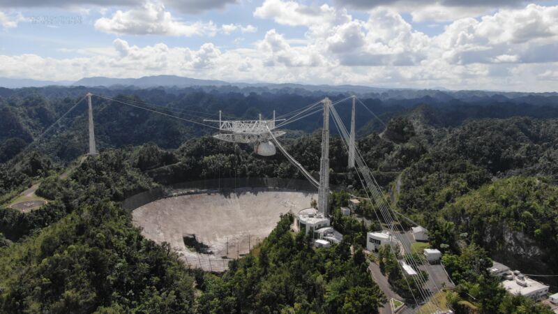 Image of a large silvery dish embedded in a hilltop.