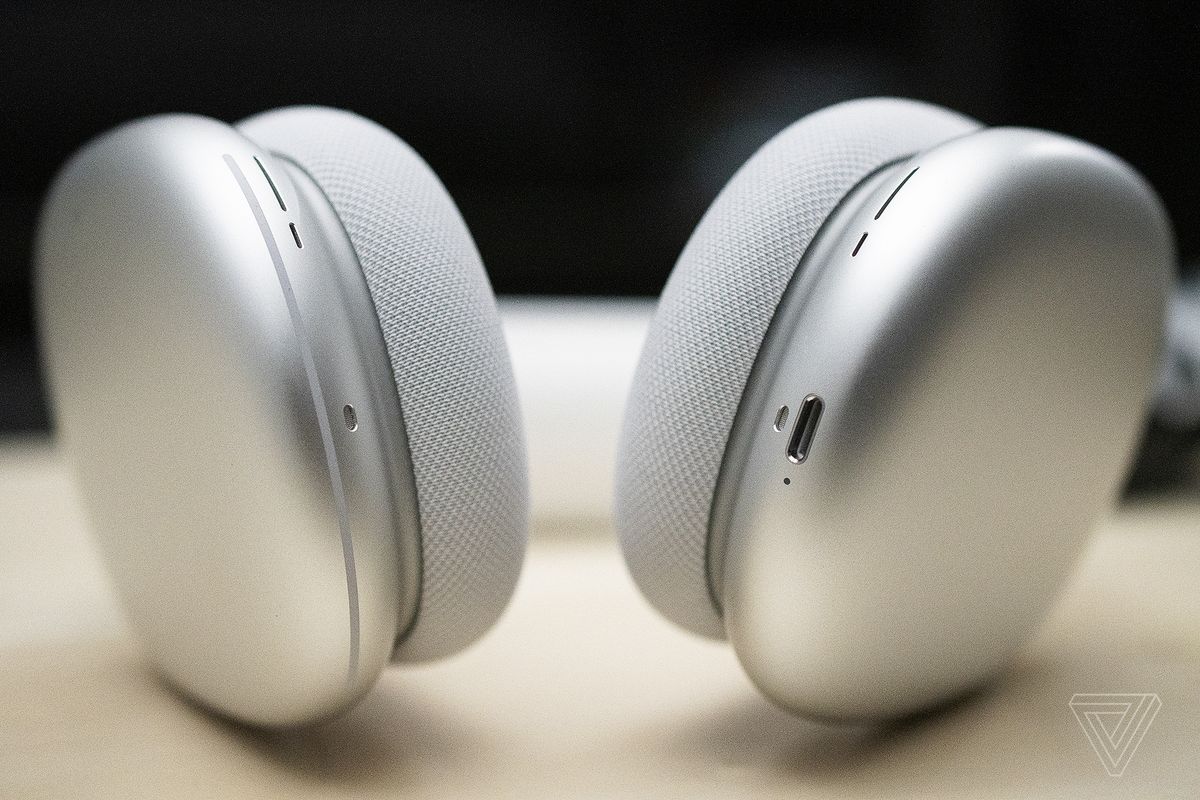 Apple AirPods Max bottom