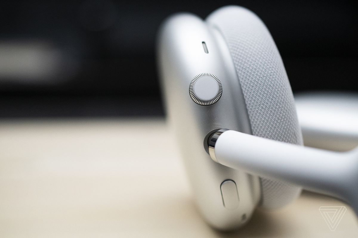 Apple AirPods Max digital crown