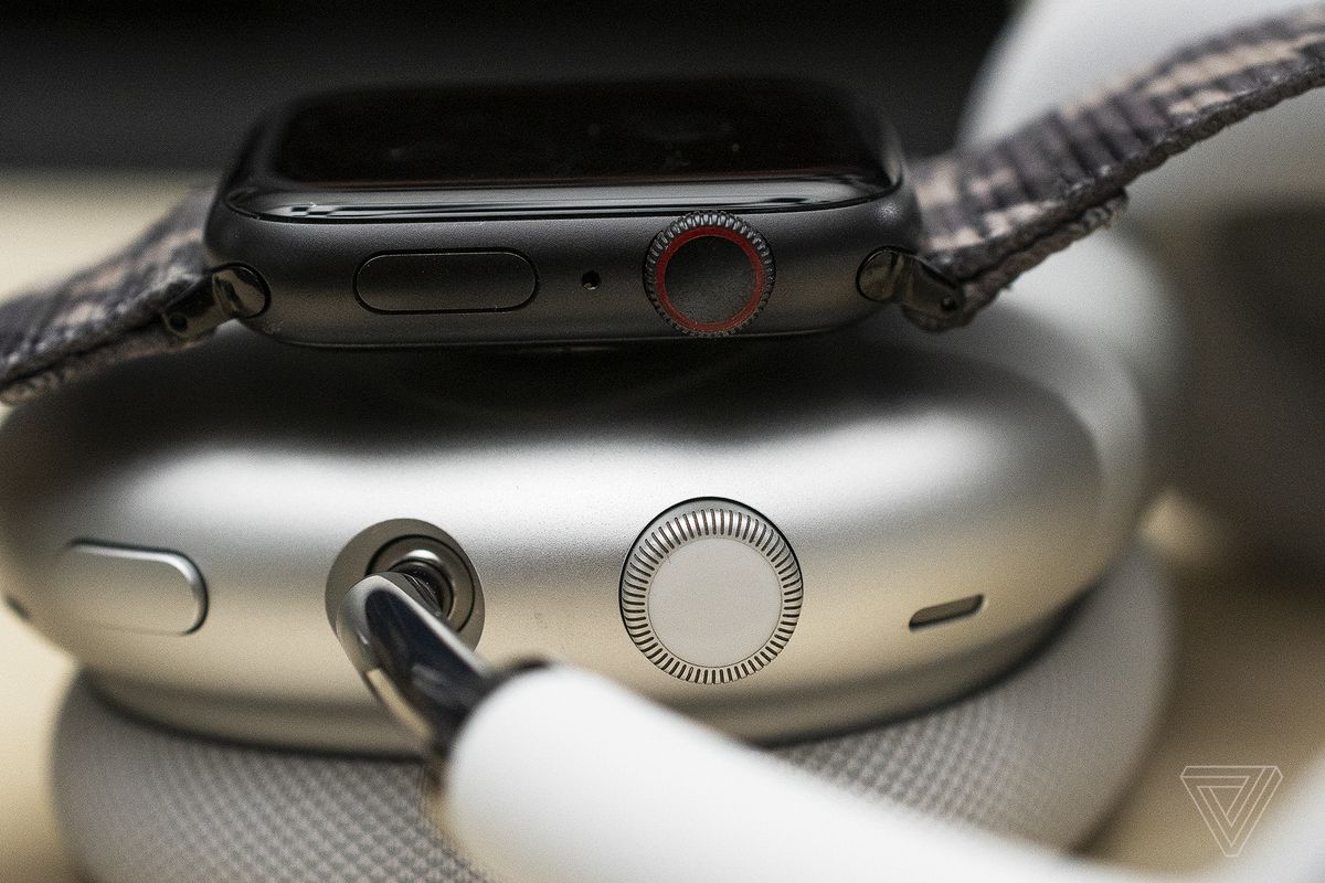 Apple AirPods Max digital crown compared to Apple Watch digital crown