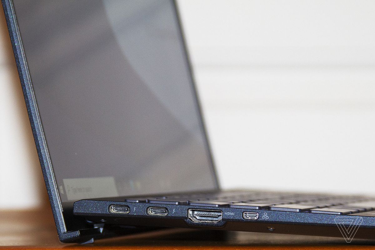 The left side of the Asus ExpertBook B9450.