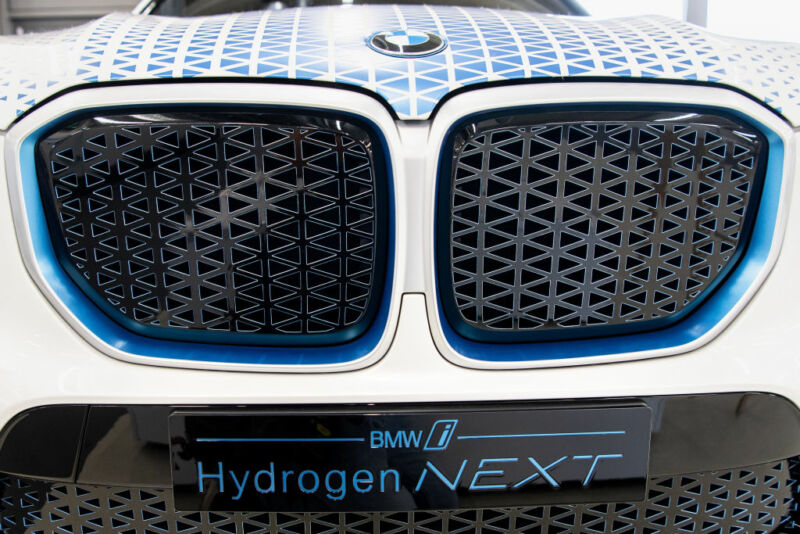 The lettering "BMW i - Hydrogen Next" can be seen on the front of a BMW X5 equipped with a hydrogen drive. The car is equipped with two 700 bar tanks for a total of 6 kg of hydrogen.