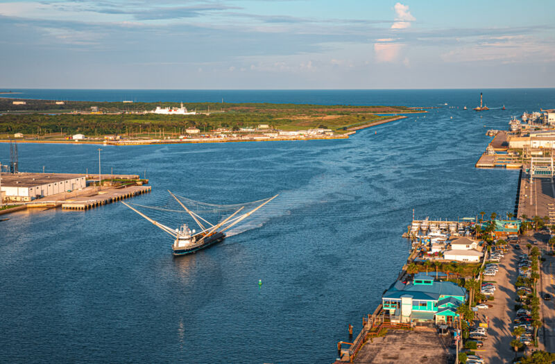 Photo of SpaceX reusing a Falcon 9 rocket.