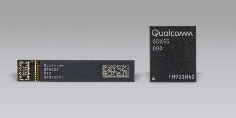 A photo of a Qualcomm X55 SoC with millimeter-wave modem.