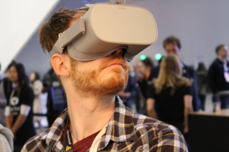 Ars' own Sam Machkovech, shown here modeling the Oculus Go's bright future.