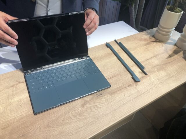Opening up the Concept Luna. You can see two keystones on the right.