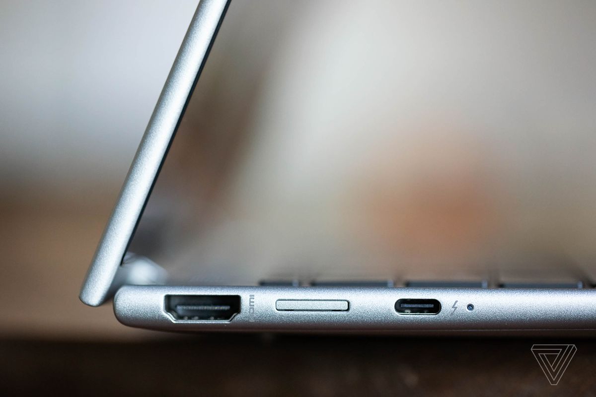 The ports on the left side of the HP Elite Dragonfly G3.