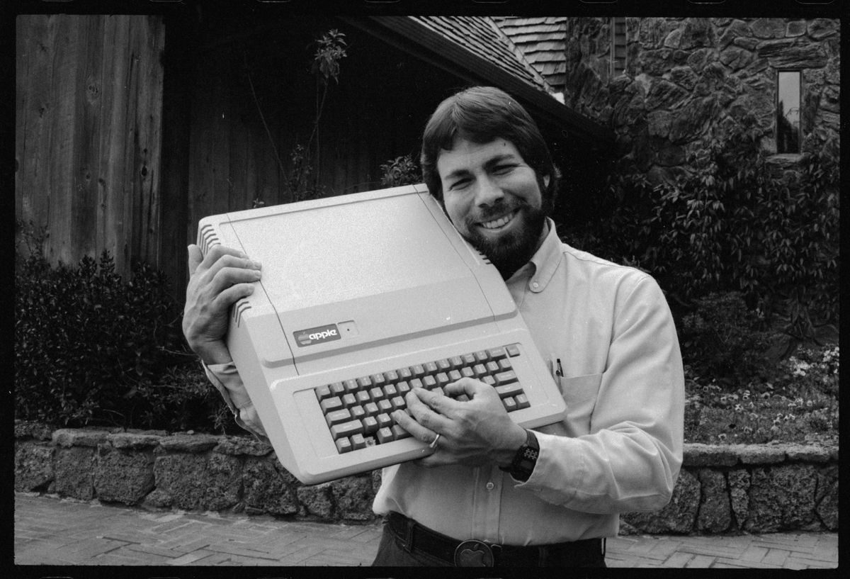 Steve Wozniak with an Apple IIe