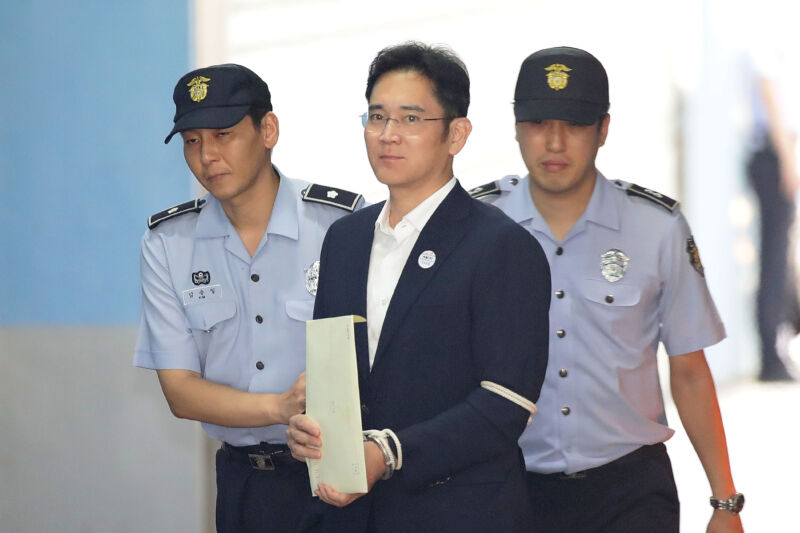 Jay Y. Lee leaves court following the bribery scandal verdict in August 2017.