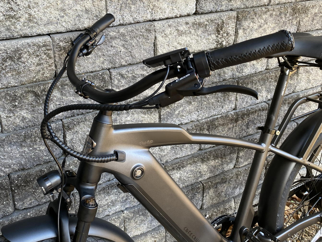 Swept handlebars with faux leather grips and a front suspension is an odd combination.