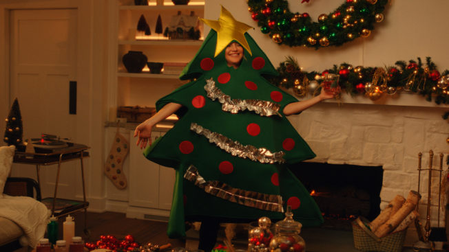 Kate Hudson dressed as a Christmas Tree