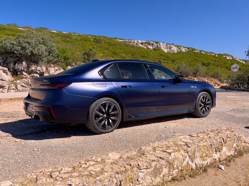 The i7's shape can be a bit challenging in some paint hues, but this matte frozen tanzanite blue suits it rather well.