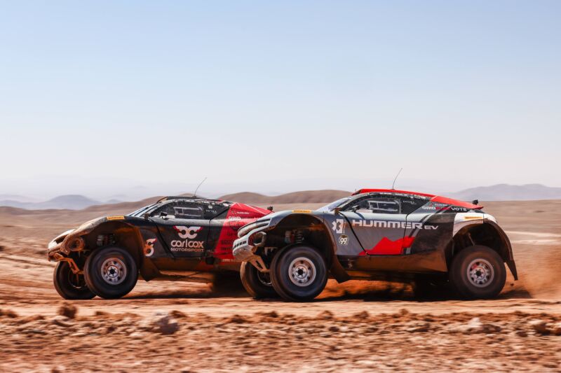 DECEMBER 03: Lia Block (USA) / Timo Scheider (DEU), Carl Cox Motorsport, battles with Amanda Sorensen (USA) / RJ Anderson (USA), GMC Hummer EV Chip Ganassi Racing during the Copper X-Prix, Chile on December 03, 2023. (Photo by Colin McMaster / LAT Images)