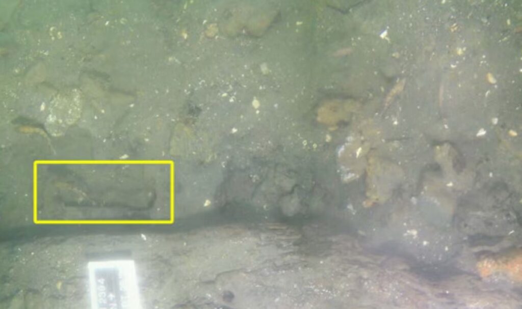 Mosaic showing frame and scuttling hole beneath letter board, north is at bottom of image.