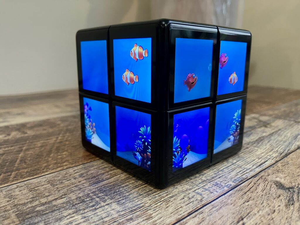 Rubik's WOWCube displaying its Aquarium app.