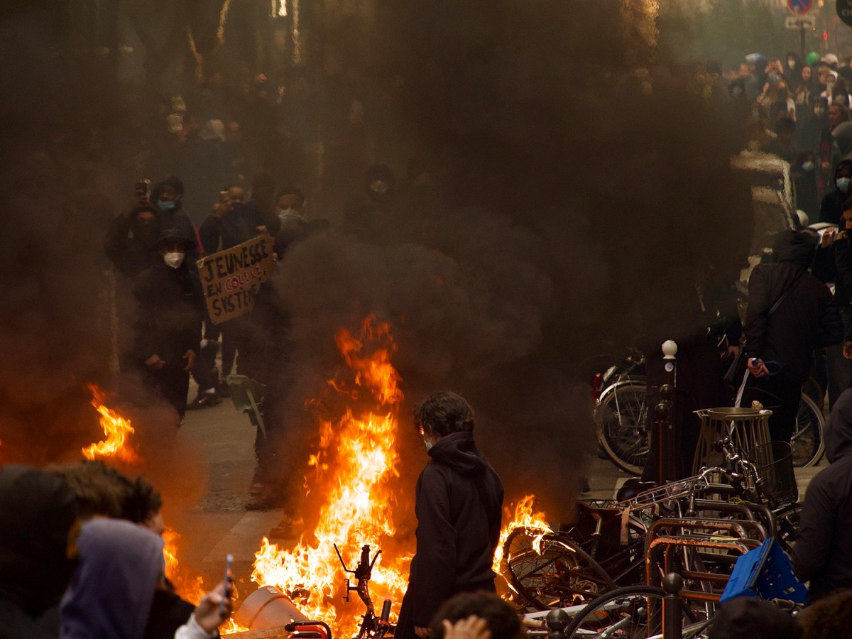 Protesters and police during demonstrations in Paris, October 2026
