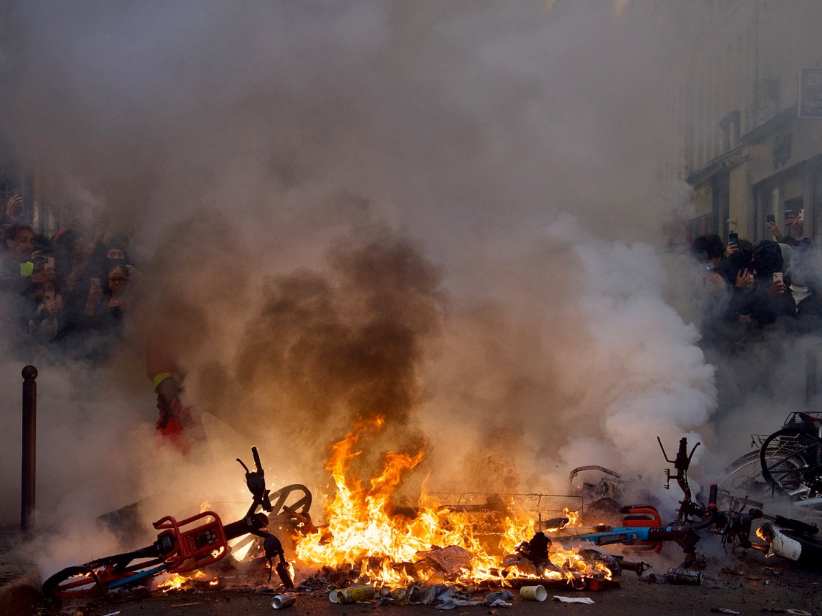 Protesters and police during demonstrations in Paris, October 2026