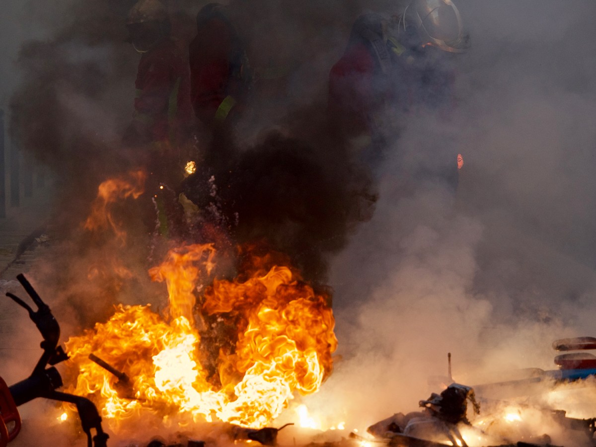 Protesters and police during demonstrations in Paris, October 2026