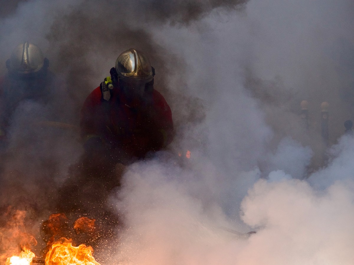 Protesters and police during demonstrations in Paris, October 2026